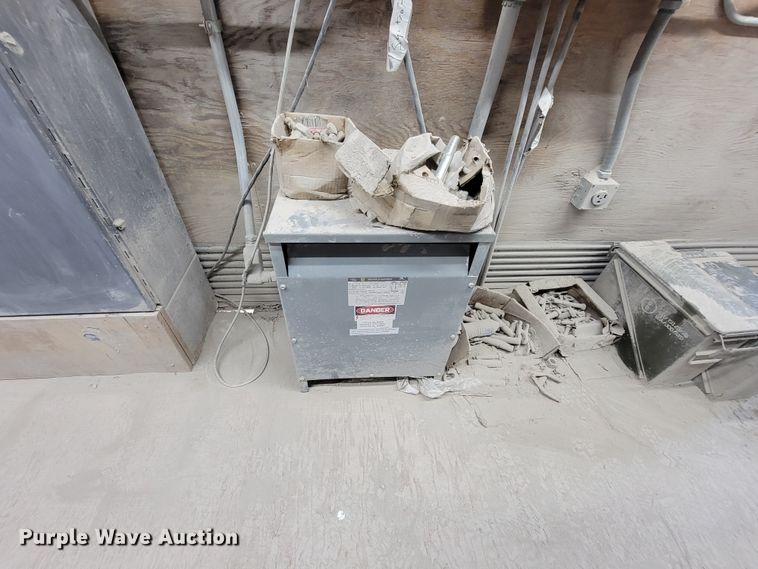 image for item MB9669 Onan 900DFJC  generator with 1978 Fruehauf dry van trailer