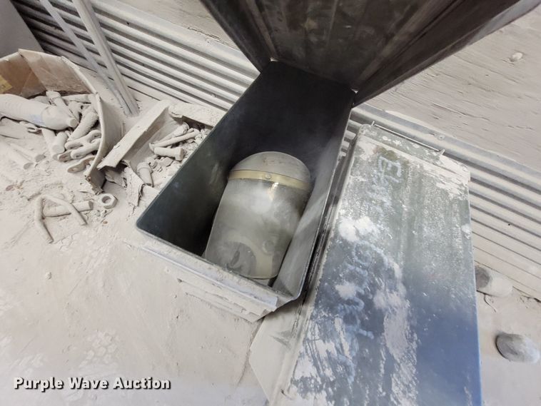 image for item MB9669 Onan 900DFJC  generator with 1978 Fruehauf dry van trailer