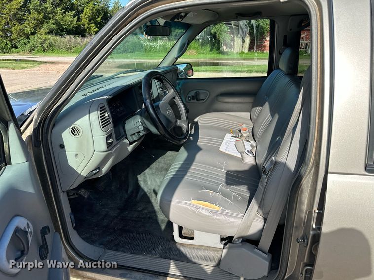 image for item NE9053 1999 Chevrolet Suburban  SUV