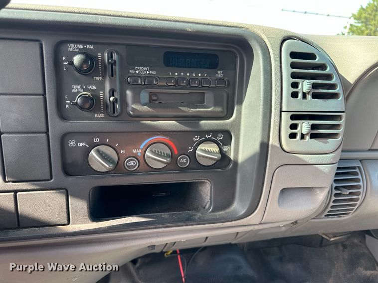 image for item NE9053 1999 Chevrolet Suburban  SUV