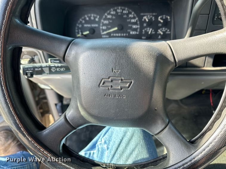 image for item NE9053 1999 Chevrolet Suburban  SUV