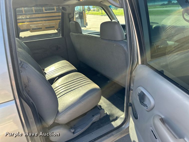 image for item NE9053 1999 Chevrolet Suburban  SUV