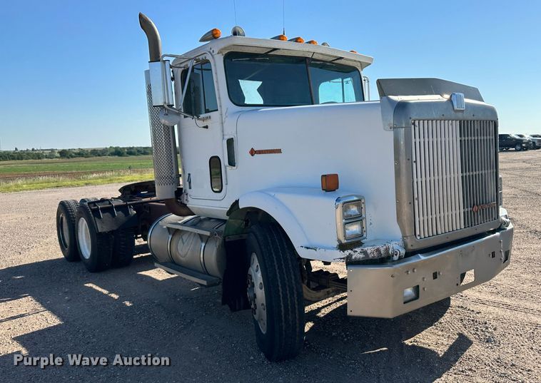 image for item NE9070 1988 International 9300  semi truck