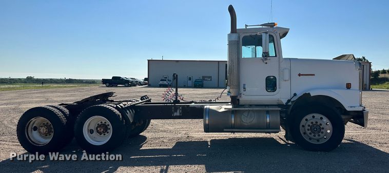 image for item NE9070 1988 International 9300  semi truck