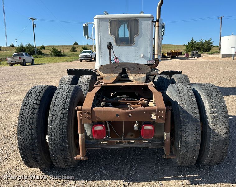 image for item NE9070 1988 International 9300  semi truck