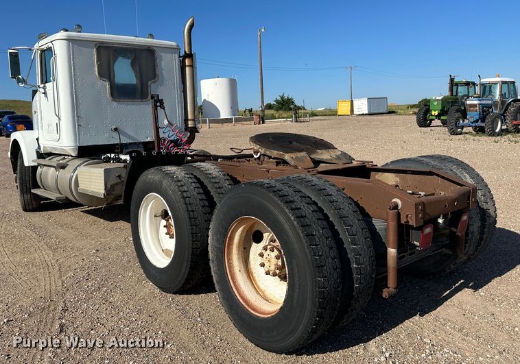 image for item NE9070 1988 International 9300  semi truck