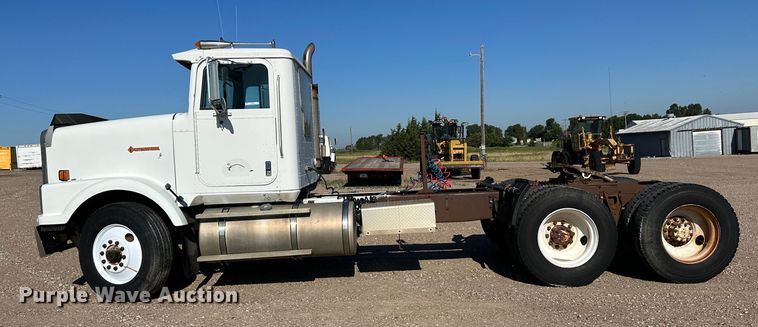 image for item NE9070 1988 International 9300  semi truck