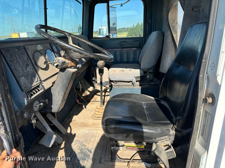 image for item NE9070 1988 International 9300  semi truck