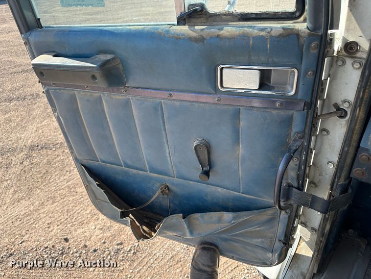 image for item NE9070 1988 International 9300  semi truck