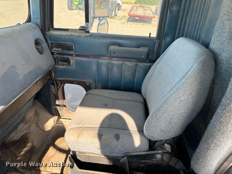 image for item NE9070 1988 International 9300  semi truck