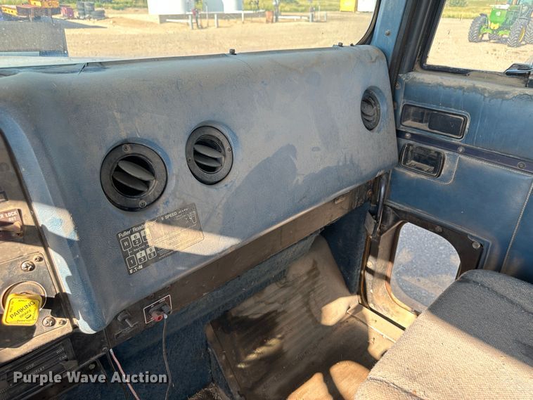 image for item NE9070 1988 International 9300  semi truck