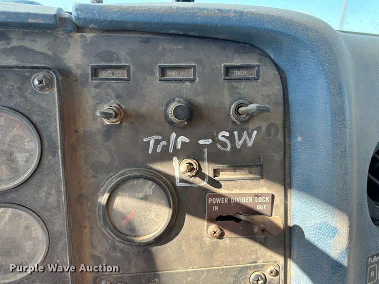 image for item NE9070 1988 International 9300  semi truck