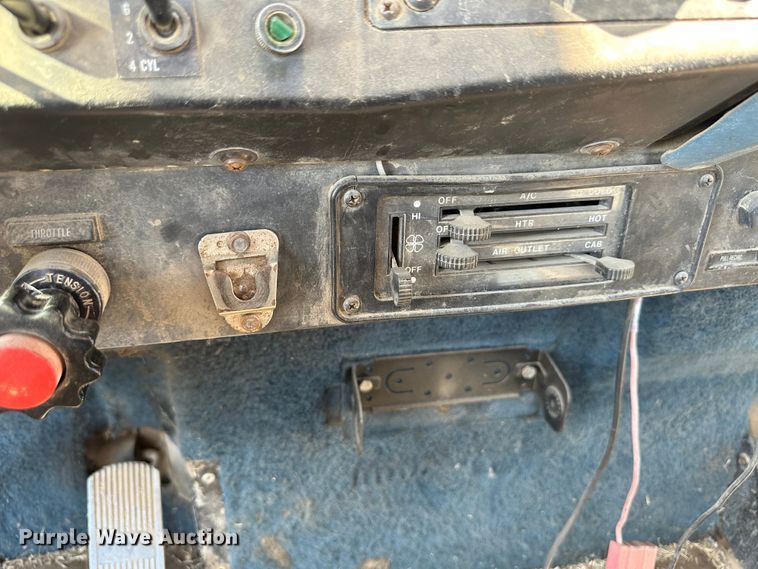 image for item NE9070 1988 International 9300  semi truck