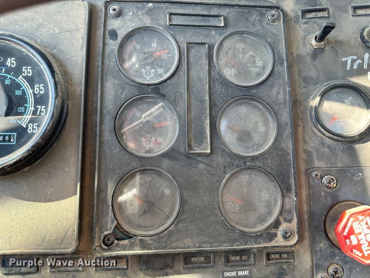 image for item NE9070 1988 International 9300  semi truck