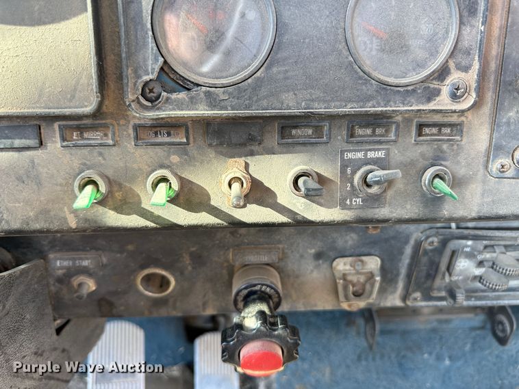 image for item NE9070 1988 International 9300  semi truck