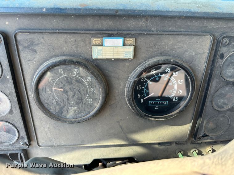 image for item NE9070 1988 International 9300  semi truck