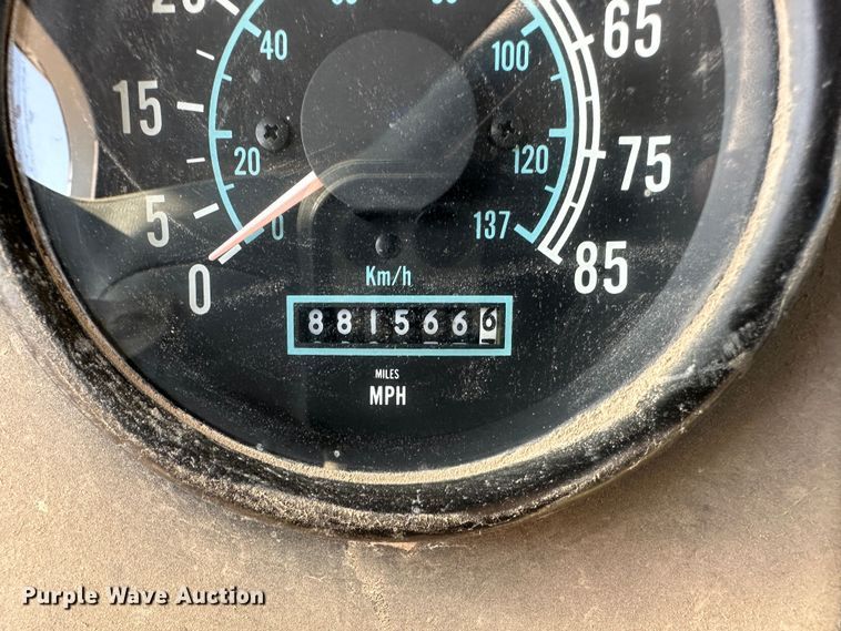 image for item NE9070 1988 International 9300  semi truck