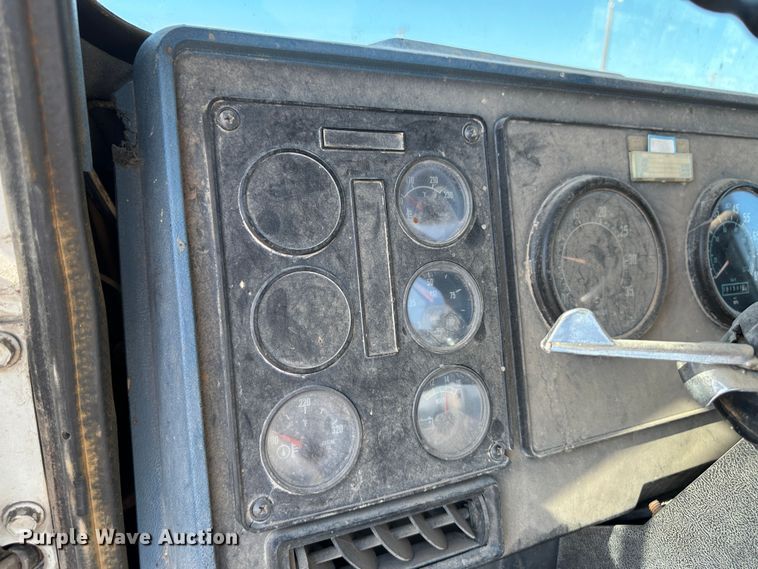 image for item NE9070 1988 International 9300  semi truck