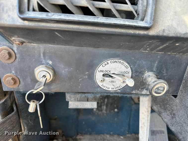 image for item NE9070 1988 International 9300  semi truck