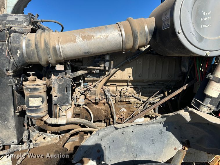 image for item NE9070 1988 International 9300  semi truck