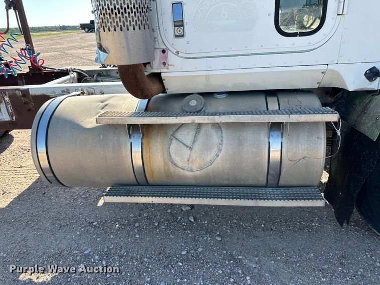 image for item NE9070 1988 International 9300  semi truck