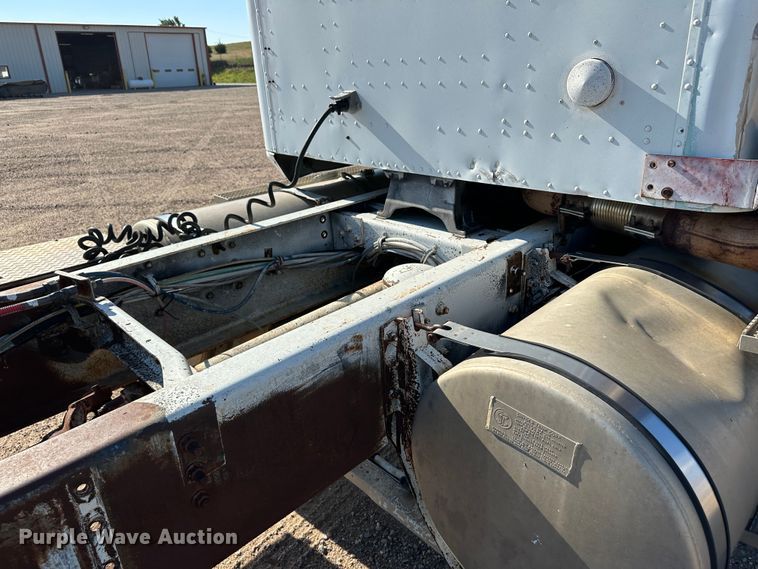 image for item NE9070 1988 International 9300  semi truck