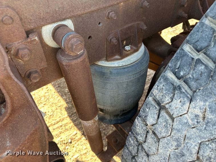 image for item NE9070 1988 International 9300  semi truck