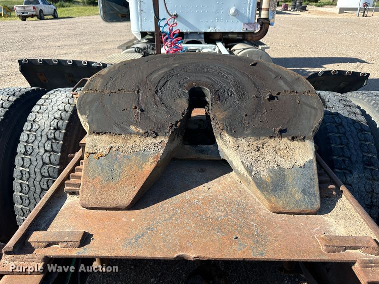 image for item NE9070 1988 International 9300  semi truck