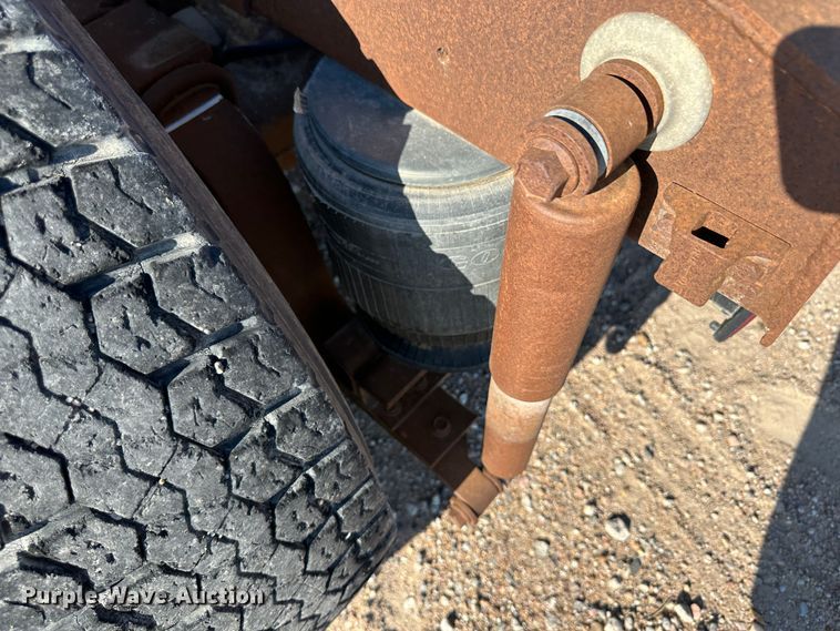 image for item NE9070 1988 International 9300  semi truck