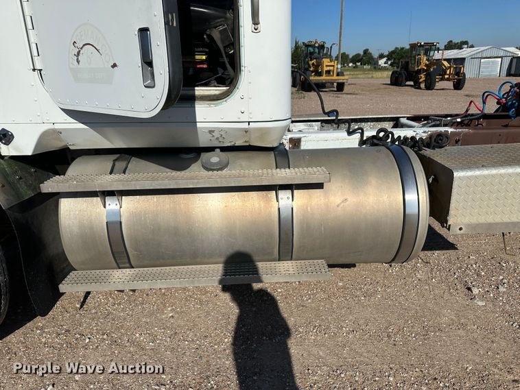 image for item NE9070 1988 International 9300  semi truck