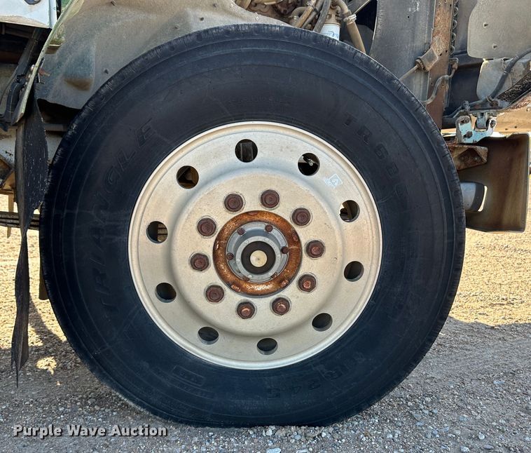 image for item NE9070 1988 International 9300  semi truck