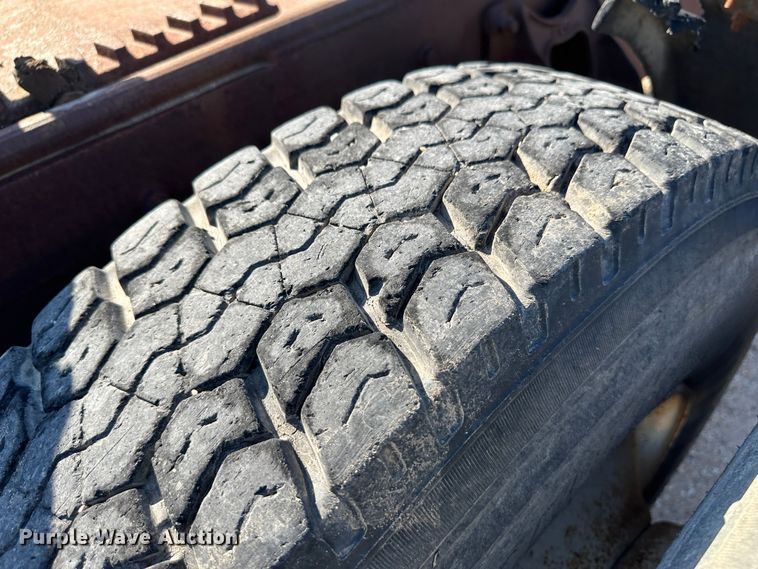 image for item NE9070 1988 International 9300  semi truck