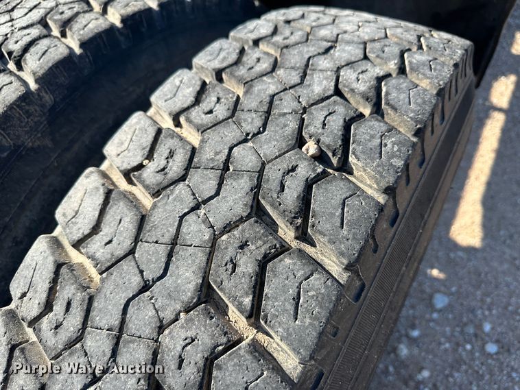 image for item NE9070 1988 International 9300  semi truck