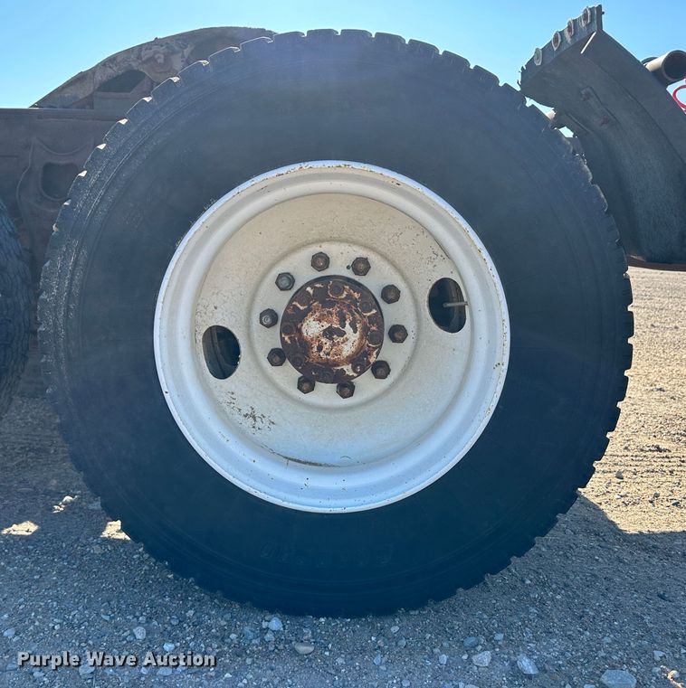 image for item NE9070 1988 International 9300  semi truck