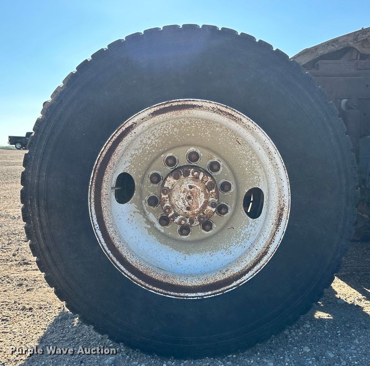 image for item NE9070 1988 International 9300  semi truck