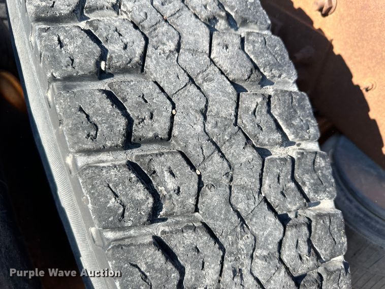 image for item NE9070 1988 International 9300  semi truck