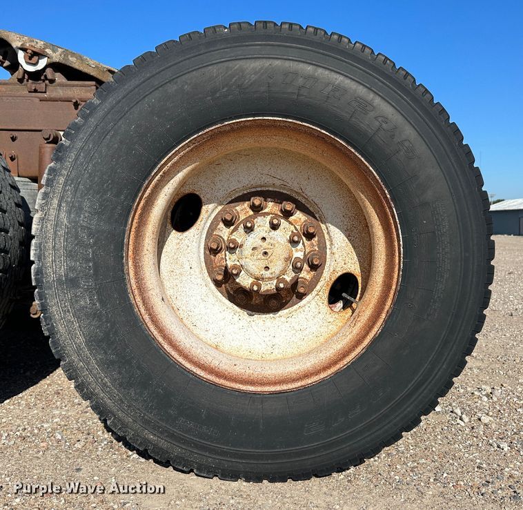 image for item NE9070 1988 International 9300  semi truck