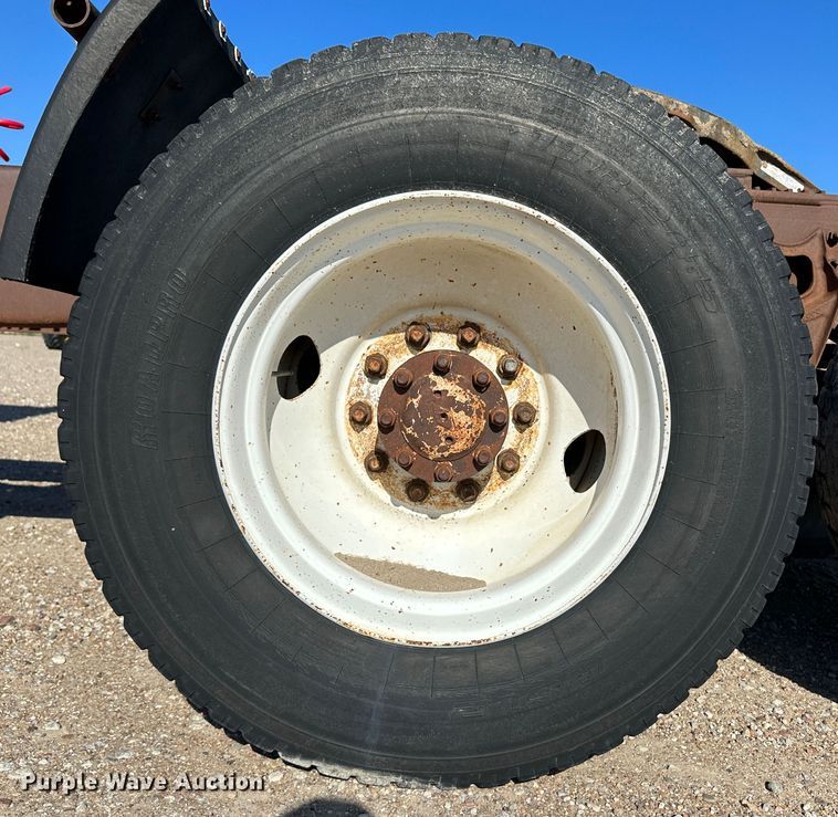 image for item NE9070 1988 International 9300  semi truck