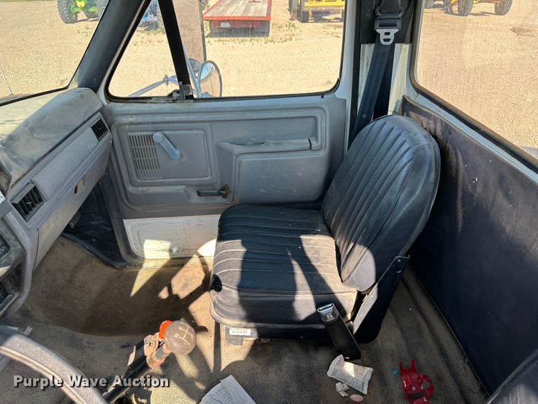 image for item NE9071 1995 Ford F700  crane truck