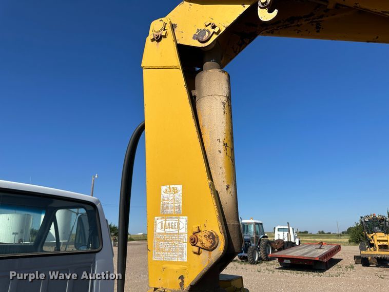 image for item NE9071 1995 Ford F700  crane truck