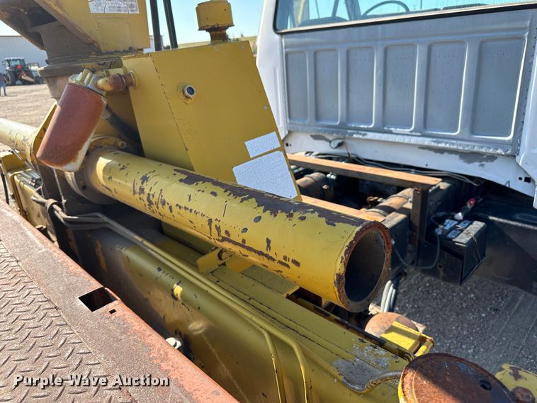 image for item NE9071 1995 Ford F700  crane truck