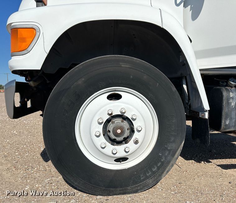 image for item NE9071 1995 Ford F700  crane truck