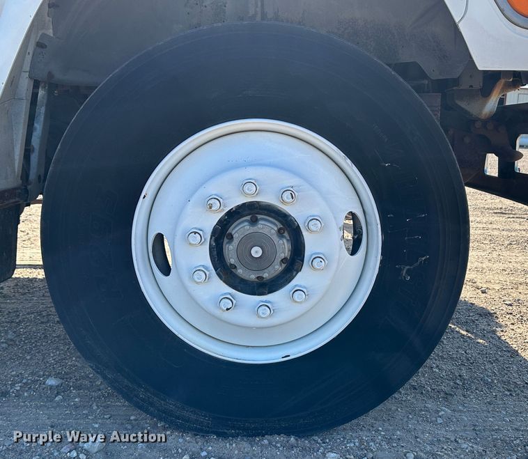 image for item NE9071 1995 Ford F700  crane truck