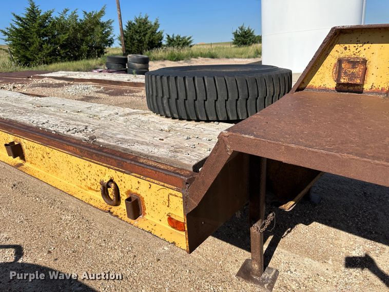 image for item NE9074 1981 Transport Trailers CR25YF  drop deck equipment trailer