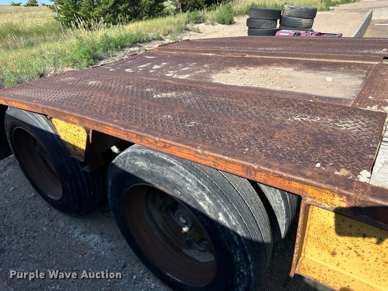 image for item NE9074 1981 Transport Trailers CR25YF  drop deck equipment trailer