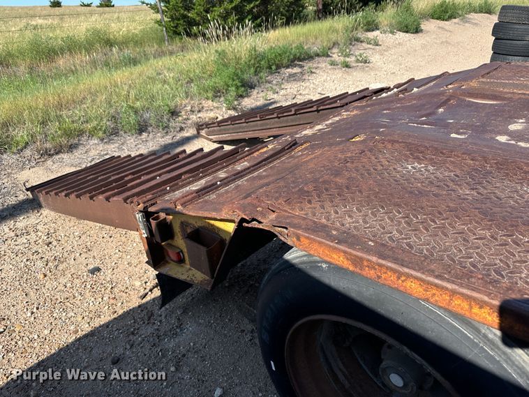 image for item NE9074 1981 Transport Trailers CR25YF  drop deck equipment trailer