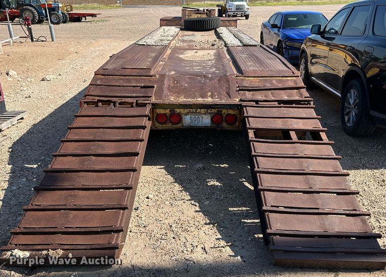 image for item NE9074 1981 Transport Trailers CR25YF  drop deck equipment trailer