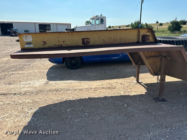 image for item NE9074 1981 Transport Trailers CR25YF  drop deck equipment trailer