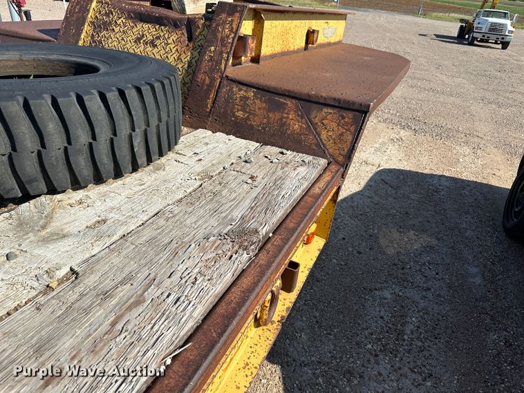 image for item NE9074 1981 Transport Trailers CR25YF  drop deck equipment trailer