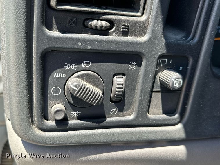 image for item NP9827 2006 Chevrolet Suburban  SUV